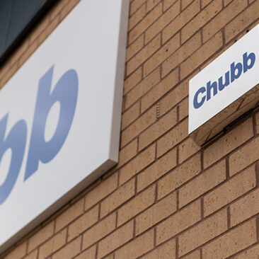 Enseignes Chubb fixée sur un mur en briques