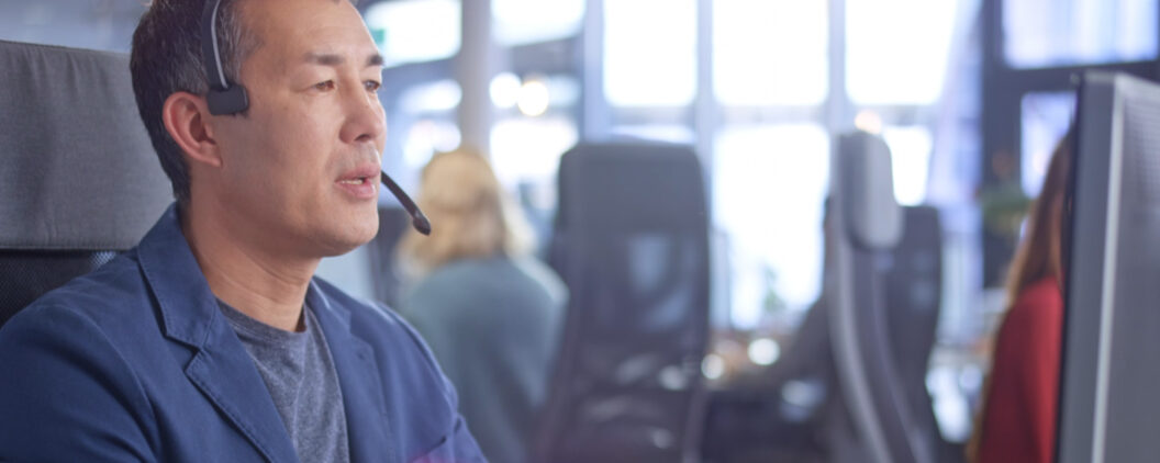 Personne équipée d’un casque pour la gestion des appels de télésurveillance