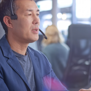 Personne équipée d’un casque pour la gestion des appels de télésurveillance