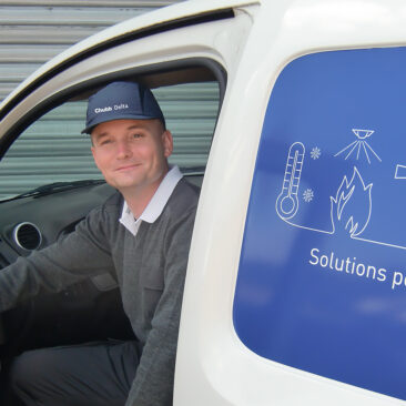 Collaborateur Chubb Delta assis dans un véhicule professionnel, casquette Chubb Delta, porte ouverte, prêt à intervenir