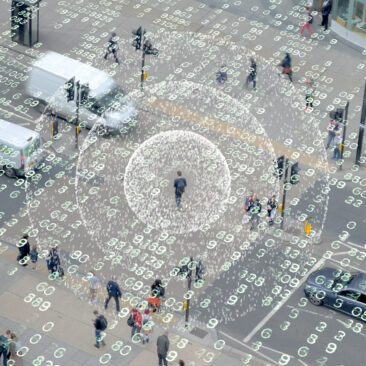 Homme dans la rue entouré de plusieurs ondes de protection, avec des chiffres verts en faisant allusion à un code informatique de sécurité