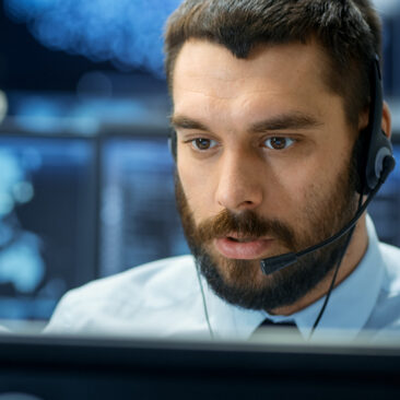 Personne avec casque micro en intervention de télésurveillance