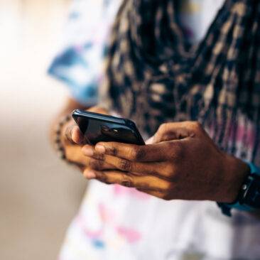 Utilisation d'un téléphone portable avec les deux mains pour accéder à des services en ligne