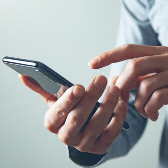 Personne qui tient un téléphone portable