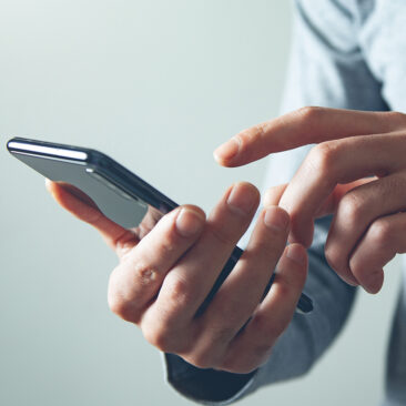 Personne qui tient un téléphone portable