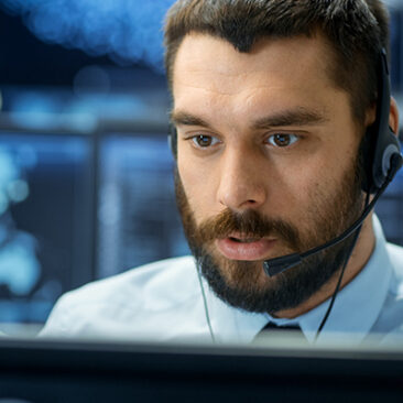 Personne avec casque micro en intervention de télésurveillance