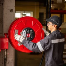 Collaborateur prêt à utiliser un robinet d'incendie armé