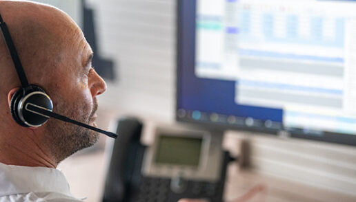 Personne équipée d’un casque pour la gestion des appels de télésurveillance