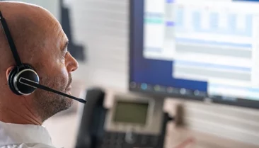 Personne équipée d’un casque pour la gestion des appels de télésurveillance