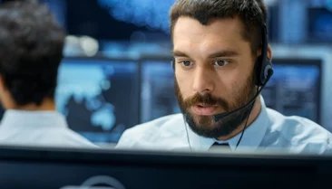 Personne avec casque micro en intervention de télésurveillance