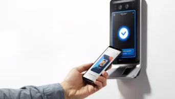 Vooraf registreren en bezoekerspassen aanmaken met toegangscontrole in de cloud